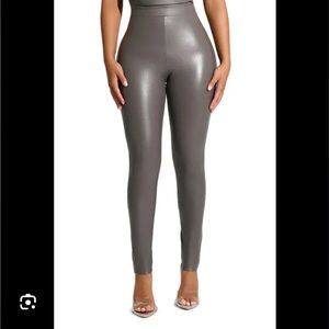 Andrew Marc New York grey vegan leather stretchy pants size small